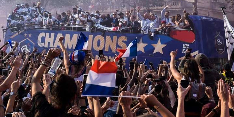 فرنسا: الآلاف من الفرنسيين يستقبلون منتخب بلادهم وسط باريس بعد تتويجه بمونديال روسيا